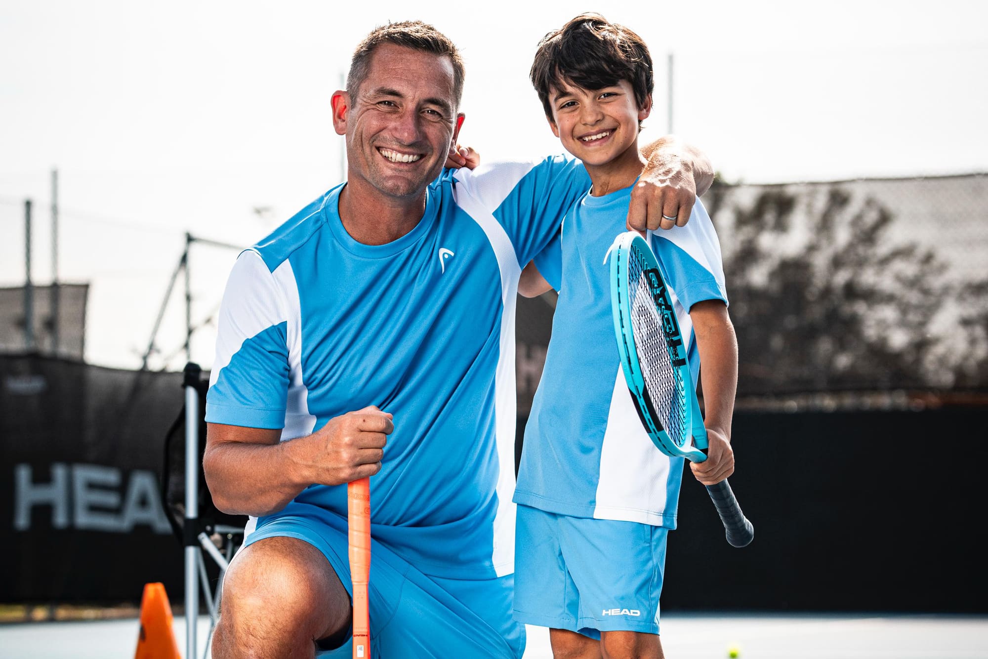 Trainer und Tennisschüler